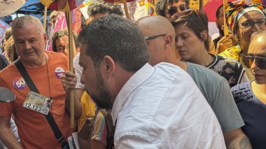 Sao Paulo (SP), Brezilya 09 / 04 / 2024 - Sao Paulo Guilherme Boulos belediye başkanı adayı Rua 25 de Marco ve Mercadao boyunca kentin orta kesiminde düzenlenen yürüyüşe katıldı.