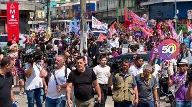 Sao Paulo (SP), Brezilya 09 / 04 / 2024 - Sao Paulo Guilherme Boulos belediye başkanı adayı Rua 25 de Marco ve Mercadao boyunca kentin orta kesiminde düzenlenen yürüyüşe katıldı.