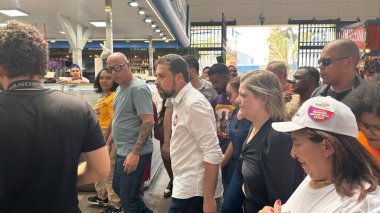 Sao Paulo (SP), Brezilya 09 / 04 / 2024 - Sao Paulo Guilherme Boulos belediye başkanı adayı Rua 25 de Marco ve Mercadao boyunca kentin orta kesiminde düzenlenen yürüyüşe katıldı.