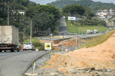 BLUMENAU (SC), Brezilya 09 / 04 / 2024 - Köprülerde ve viyadiklerde kullanılacak beton kirişler, BR-470 federal otoyolunun 04. 