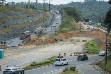 BLUMENAU (SC), Brezilya 09 / 04 / 2024 - Köprülerde ve viyadiklerde kullanılacak beton kirişler, BR-470 federal otoyolunun 04. 