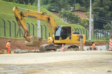 BLUMENAU (SC), Brezilya 09 / 04 / 2024 - Köprülerde ve viyadiklerde kullanılacak beton kirişler, BR-470 federal otoyolunun 04. 