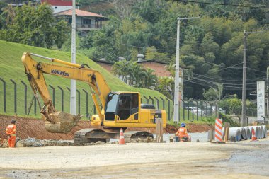 BLUMENAU (SC), Brezilya 09 / 04 / 2024 - Köprülerde ve viyadiklerde kullanılacak beton kirişler, BR-470 federal otoyolunun 04. 