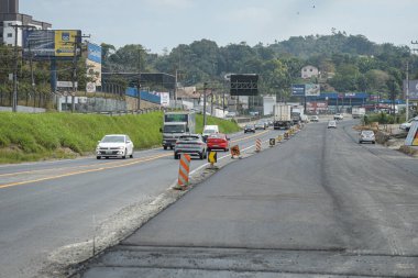 BLUMENAU (SC), Brezilya 09 / 04 / 2024 - Köprülerde ve viyadiklerde kullanılacak beton kirişler, BR-470 federal otoyolunun 04. 