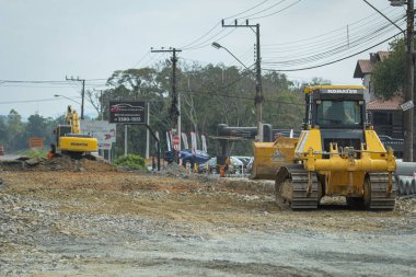 BLUMENAU (SC), Brezilya 09 / 04 / 2024 - Köprülerde ve viyadiklerde kullanılacak beton kirişler, BR-470 federal otoyolunun 04. 