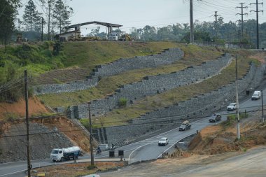 BLUMENAU (SC), Brezilya 09 / 04 / 2024 - Köprülerde ve viyadiklerde kullanılacak beton kirişler, BR-470 federal otoyolunun 04. 