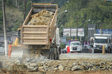 BLUMENAU (SC), Brezilya 09 / 04 / 2024 - Köprülerde ve viyadiklerde kullanılacak beton kirişler, BR-470 federal otoyolunun 04. 