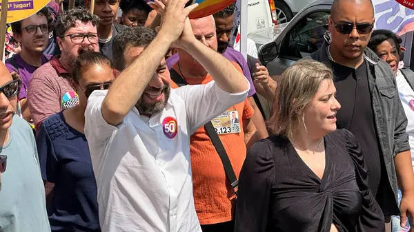 Sao Paulo (SP), Brezilya 09 / 04 / 2024 - Sao Paulo Guilherme Boulos belediye başkanı adayı Rua 25 de Marco ve Mercadao boyunca kentin orta kesiminde düzenlenen yürüyüşe katıldı.