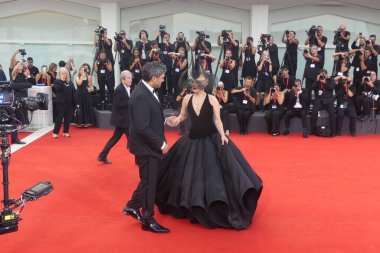 VENICE (IT), İtalya 09 / 04 / 2024 - 81. Venedik Uluslararası Film Festivali, Kırmızı Halı Kadını Gaga ve Joaquin Phoenix 'in 