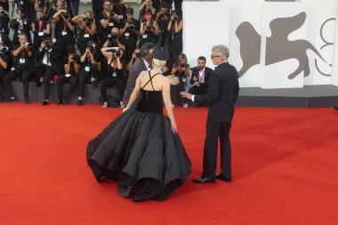 VENICE (IT), İtalya 09 / 04 / 2024 - 81. Venedik Uluslararası Film Festivali, Kırmızı Halı Kadını Gaga ve Joaquin Phoenix 'in 