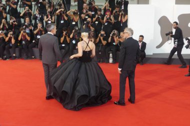 VENICE (IT), İtalya 09 / 04 / 2024 - 81. Venedik Uluslararası Film Festivali, Kırmızı Halı Kadını Gaga ve Joaquin Phoenix 'in 