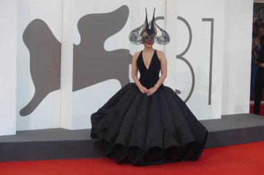 VENICE (IT), İtalya 09 / 04 / 2024 - 81. Venedik Uluslararası Film Festivali, Kırmızı Halı Kadını Gaga ve Joaquin Phoenix 'in 