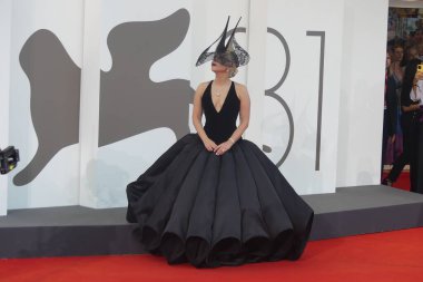 VENICE (IT), İtalya 09 / 04 / 2024 - 81. Venedik Uluslararası Film Festivali, Kırmızı Halı Kadını Gaga ve Joaquin Phoenix 'in 