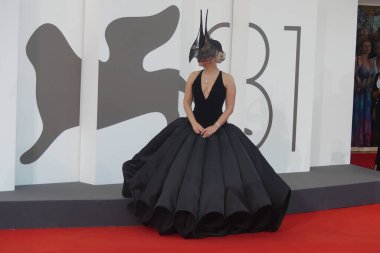 VENICE (IT), İtalya 09 / 04 / 2024 - 81. Venedik Uluslararası Film Festivali, Kırmızı Halı Kadını Gaga ve Joaquin Phoenix 'in 