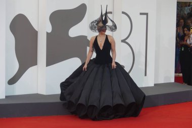 VENICE (IT), İtalya 09 / 04 / 2024 - 81. Venedik Uluslararası Film Festivali, Kırmızı Halı Kadını Gaga ve Joaquin Phoenix 'in 