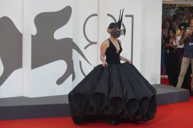 VENICE (IT), İtalya 09 / 04 / 2024 - 81. Venedik Uluslararası Film Festivali, Kırmızı Halı Kadını Gaga ve Joaquin Phoenix 'in 