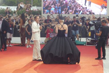VENICE (IT), İtalya 09 / 04 / 2024 - 81. Venedik Uluslararası Film Festivali, Kırmızı Halı Kadını Gaga ve Joaquin Phoenix 'in 