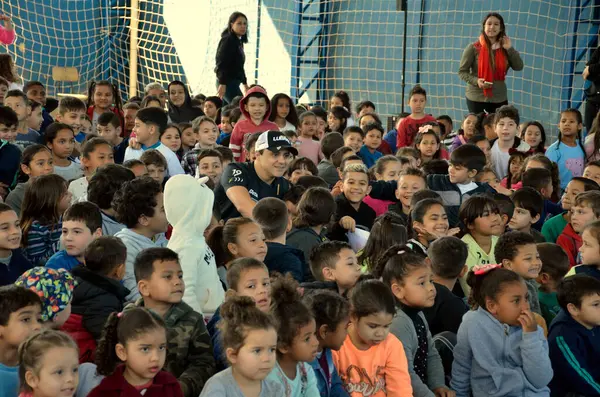 Canoas (RS), Brezilya 07 / 05 / 2024 Felipe Massa bu Perşembe Sao Mateus Halk Okulu 'ndaydı. Vibra sponsorluğundaki Lubrax takımının sürücüsü ve 2024 Stock Car sezonunun lideri.