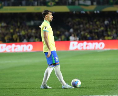 CURITIBA (PR), Brazil 09 / 06 / 2024 Player Lucas Paqueta, bu Cuma gecesi Couto Pereira Stadyumu 'nda, Brezilya ile Ekvador arasında oynanan 2026 Dünya Kupası eleme maçının 7. turunda geçerli oldu.