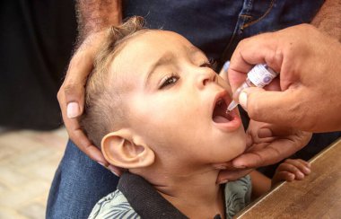 Filistinli çocuklar çocuk felcine karşı aşı oluyor. 7 Eylül 2024, Gazze, Filistin: Filistin Kızılı Hilal Hastanesi 'nde on yaşından küçük Filistinli çocuklar çocuk felcine karşı koruma altına alındı