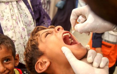 Filistinli çocuklar çocuk felcine karşı aşı oluyor. 7 Eylül 2024, Gazze, Filistin: Filistin Kızılı Hilal Hastanesi 'nde on yaşından küçük Filistinli çocuklar çocuk felcine karşı koruma altına alındı