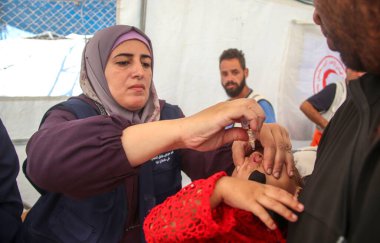 Filistinli çocuklar çocuk felcine karşı aşı oluyor. 7 Eylül 2024, Gazze, Filistin: Filistin Kızılı Hilal Hastanesi 'nde on yaşından küçük Filistinli çocuklar çocuk felcine karşı koruma altına alındı