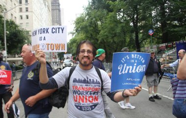 2024 İşçi Bayramı Geçidi. 7 Eylül 2024, New York, ABD: New York City işçileri İşçi Bayramı 'nı beşinci caddedeki bir geçit töreninde 
