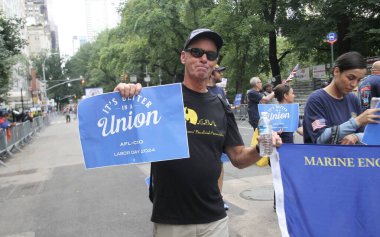 2024 İşçi Bayramı Geçidi. 7 Eylül 2024, New York, ABD: New York City işçileri İşçi Bayramı 'nı beşinci caddedeki bir geçit töreninde 