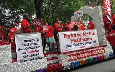 2024 İşçi Bayramı Geçidi. 7 Eylül 2024, New York, ABD: New York City işçileri İşçi Bayramı 'nı beşinci caddedeki bir geçit töreninde 