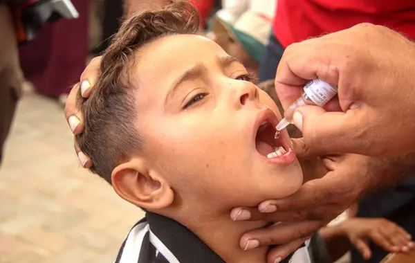 stock image Palestinian Children getting vaccination against Polio. September 7, 2024, Gaza, Palestine: Palestinian children under the age of ten receive protection against polio at the Al-Quds Field Hospital of the Palestinian Red Crescent