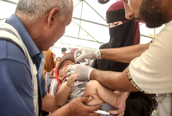 stock image Palestinian Children getting vaccination against Polio. September 7, 2024, Gaza, Palestine: Palestinian children under the age of ten receive protection against polio at the Al-Quds Field Hospital of the Palestinian Red Crescent