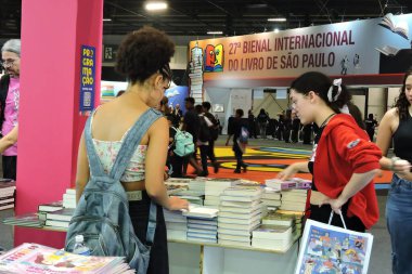 Sao Paulo (SP), Brezilya 09 / 09 / 2024 Sao Paulo Kitap Bienali 'ni ziyaret eden halk hareketi, bu Pazartesi öğleden sonra Sao Paulo' nun kuzeyindeki Anhembi Bölgesi 'nde terfi ve ucuz kitaplar arayışında.
