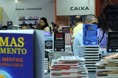 Sao Paulo (SP), Brezilya 09 / 09 / 2024 Sao Paulo Kitap Bienali 'ni ziyaret eden halk hareketi, bu Pazartesi öğleden sonra Sao Paulo' nun kuzeyindeki Anhembi Bölgesi 'nde terfi ve ucuz kitaplar arayışında.