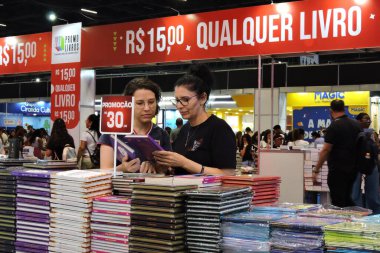Sao Paulo (SP), Brezilya 09 / 09 / 2024 Sao Paulo Kitap Bienali 'ni ziyaret eden halk hareketi, bu Pazartesi öğleden sonra Sao Paulo' nun kuzeyindeki Anhembi Bölgesi 'nde terfi ve ucuz kitaplar arayışında.