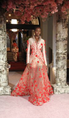 NYFW: NARDOS İlkbahar 2025 Koleksiyonu. 9 Eylül 2024, New York, ABD: Nardos, New York 'ta NYFW sırasında bahar 2025 koleksiyonunu sunar. Nardos, Bahçe Senfonisi, doğanın seslerinden esinlenilmiş. 