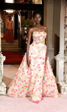 NYFW: NARDOS İlkbahar 2025 Koleksiyonu. 9 Eylül 2024, New York, ABD: Nardos, New York 'ta NYFW sırasında bahar 2025 koleksiyonunu sunar. Nardos, Bahçe Senfonisi, doğanın seslerinden esinlenilmiş. 