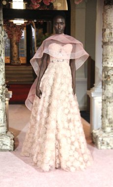 NYFW: NARDOS İlkbahar 2025 Koleksiyonu. 9 Eylül 2024, New York, ABD: Nardos, New York 'ta NYFW sırasında bahar 2025 koleksiyonunu sunar. Nardos, Bahçe Senfonisi, doğanın seslerinden esinlenilmiş. 