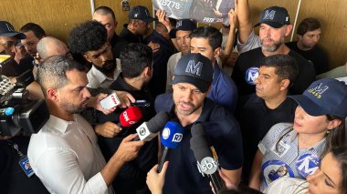 SAO PAULO (SP), Brezilya 09 / 09 / 2024 Sao Paulo belediye başkanı adayı Pablo Marcal (PRTB), Vila Clementino taksi şoförleri sendikasına yaptığı kampanya ziyareti sırasında basına bir röportaj verdi.