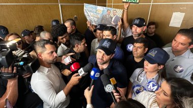 SAO PAULO (SP), Brezilya 09 / 09 / 2024 Sao Paulo belediye başkanı adayı Pablo Marcal (PRTB), Vila Clementino taksi şoförleri sendikasına yaptığı kampanya ziyareti sırasında basına bir röportaj verdi.