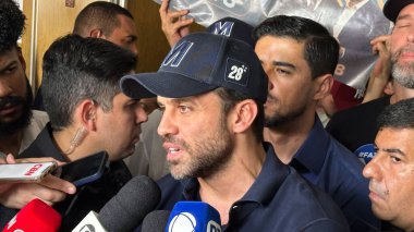 SAO PAULO (SP), Brezilya 09 / 09 / 2024 Sao Paulo belediye başkanı adayı Pablo Marcal (PRTB), Vila Clementino taksi şoförleri sendikasına yaptığı kampanya ziyareti sırasında basına bir röportaj verdi.
