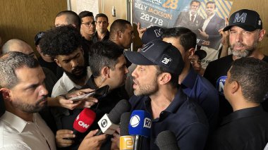 SAO PAULO (SP), Brezilya 09 / 09 / 2024 Sao Paulo belediye başkanı adayı Pablo Marcal (PRTB), Vila Clementino taksi şoförleri sendikasına yaptığı kampanya ziyareti sırasında basına bir röportaj verdi.