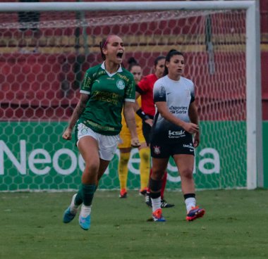 Palmeiras oyuncusu Leticia, 2024 Brezilya Kadınlar Şampiyonası yarı finali için geçerli olan Corinthians ve Palmeiras arasındaki maçtaki golünü Caninde Stadyumu 'nda kutluyor.