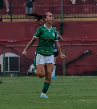 Palmeiras oyuncusu Leticia, 2024 Brezilya Kadınlar Şampiyonası yarı finali için geçerli olan Corinthians ve Palmeiras arasındaki maçtaki golünü Caninde Stadyumu 'nda kutluyor.