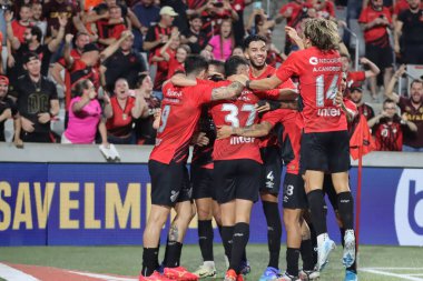 CURITIBA (PR), Brezilya 09 / 11 / 2024 - Sporcu Zapelli, Athletico ve Vasco da Gama arasında oynanan maçta Ligga Arena 'nın çeyrek finalleri için geçerli olan golünü kutluyor