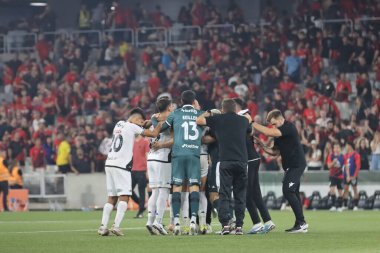 CURITIBA (PR), Brezilya 09 / 11 / 2024 - Vasco oyuncuları Athletico ve Vasco da Gama arasında oynanan karşılaşmada Ligga Arena 'da oynanan çeyrek final maçında zaferi kutladılar