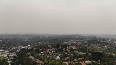 Cotia (SP), 09.10.2024 - Cotia 'daki Granja Vianna mahallesinin havadan görünüşü ve 10 Eylül 2024 sabahı arka planda Sao Paulo şehrindeki gökyüzünü kaplayan kuru hava kirliliği.