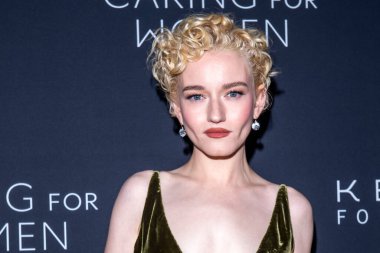 (2024 Kering 'in Kadın Bakımı Yemeği. 9 Eylül 2024 - New York, ABD: Julia Garner, Kering Vakfı 'nın 9 Eylül 2024' te New York 'ta düzenlenen 3.