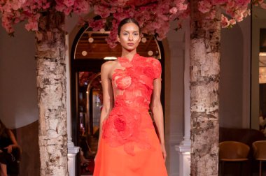 Nardos - Runway - Eylül 2024 New York Moda Haftası. 9 Eylül 2024, New York, New York, ABD: New York City 'de New York Moda Haftası' nın Eylül 2024 'te New York şehrinde bir manken podyumda yürüyor.. 