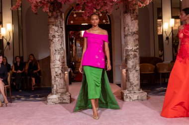 Nardos - Runway - Eylül 2024 New York Moda Haftası. 9 Eylül 2024, New York, New York, ABD: New York City 'de New York Moda Haftası' nın Eylül 2024 'te New York şehrinde bir manken podyumda yürüyor.. 