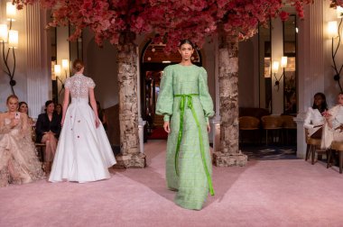 Nardos - Runway - Eylül 2024 New York Moda Haftası. 9 Eylül 2024, New York, New York, ABD: New York City 'de New York Moda Haftası' nın Eylül 2024 'te New York şehrinde bir manken podyumda yürüyor.. 